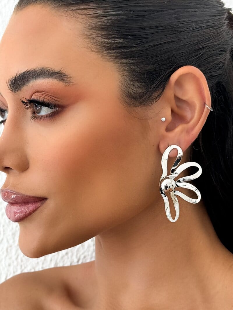 Brinco Folheado a Ouro 18k e Prata Flor Perfil Pétalas Vazadas