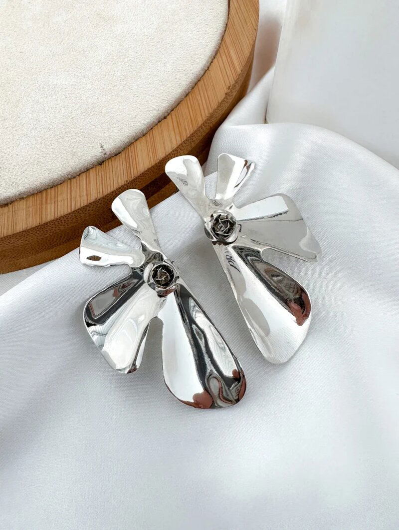 BRINCO FOLHEADO A OURO 18K E PRATA FLOR PERFIL QUATRO PÉTALAS