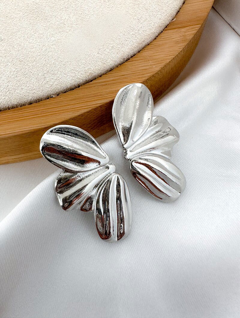 Brinco Folheado a Ouro 18k e Prata Flor Perfil Três Pétalas