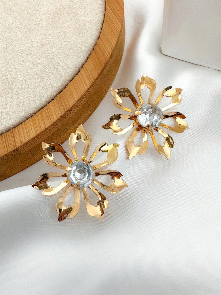 BRINCO FOLHEADO A OURO 18K E PRATA FLOR PÉTALAS VAZADAS COM PONTO DE LUZ