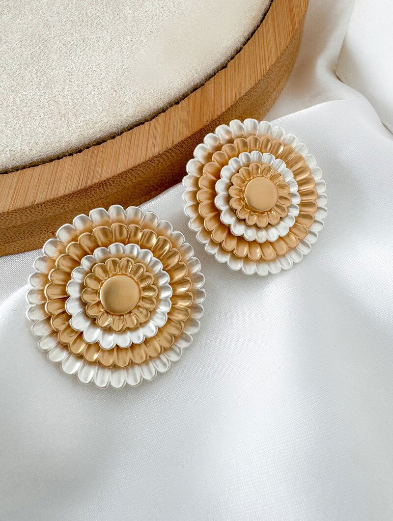 Brinco Folheado a Ouro 18k e Prata Flor Quatro Camadas