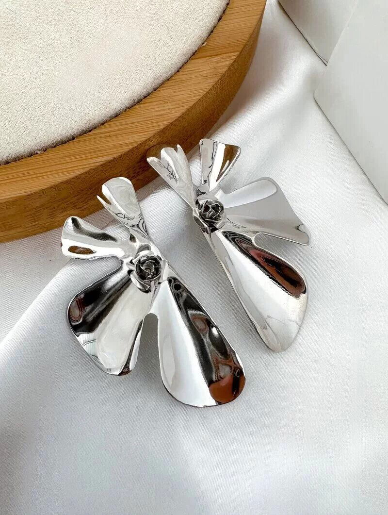 Brinco Folheado a Ouro 18k e Prata Flor Quatro Pétalas Marteladas