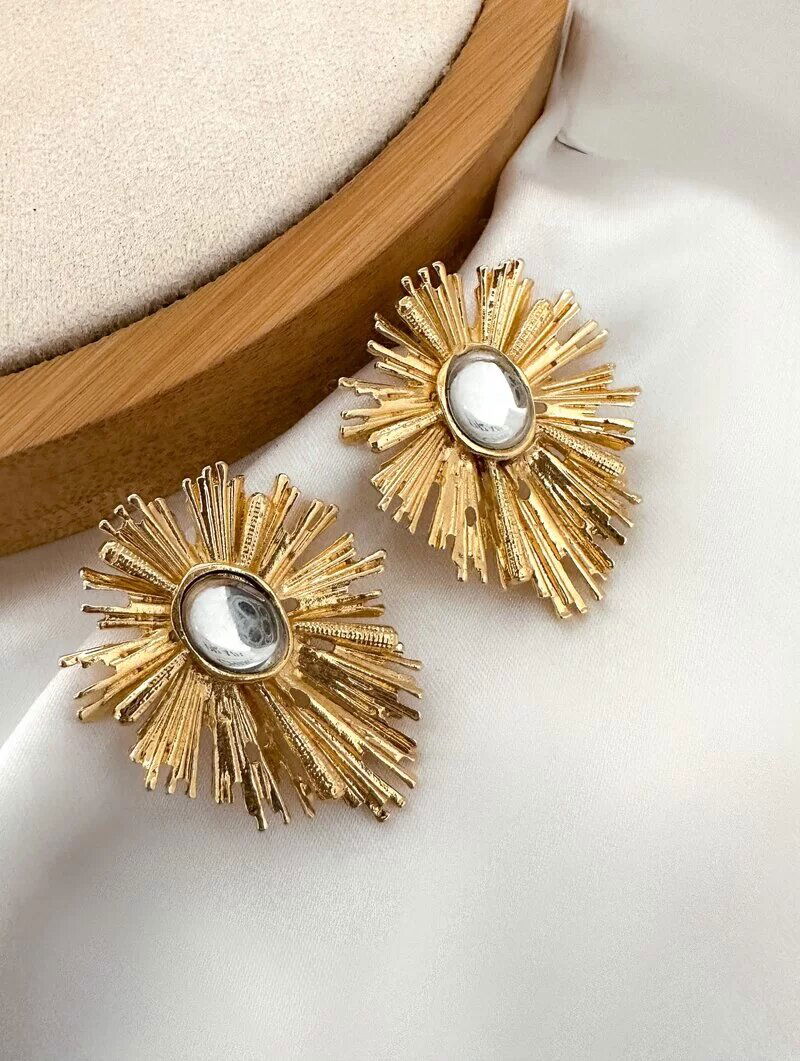 Brinco Folheado a Ouro 18k e Prata Flor Raios com Zircônia Central