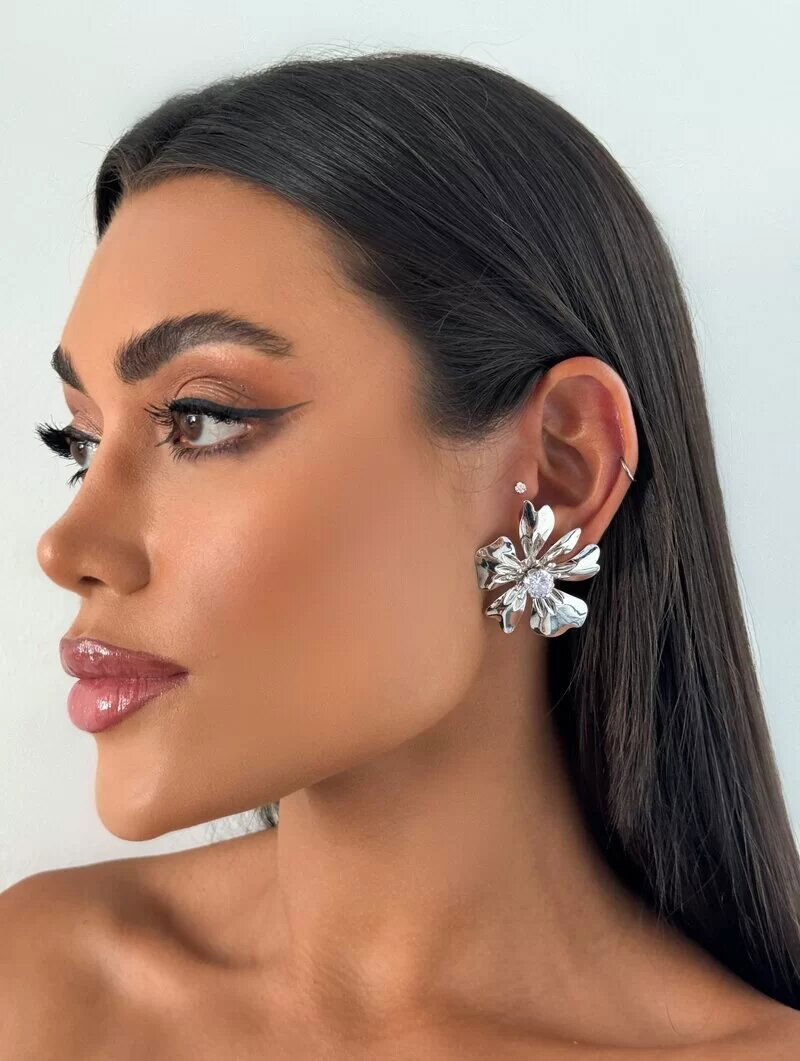 Brinco Folheado a Ouro 18k e Prata Flor Seis Pétalas com Zircônia