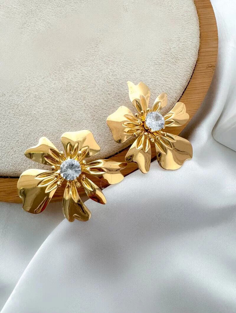 Brinco Folheado a Ouro 18k e Prata Flor Seis Pétalas com Zircônia
