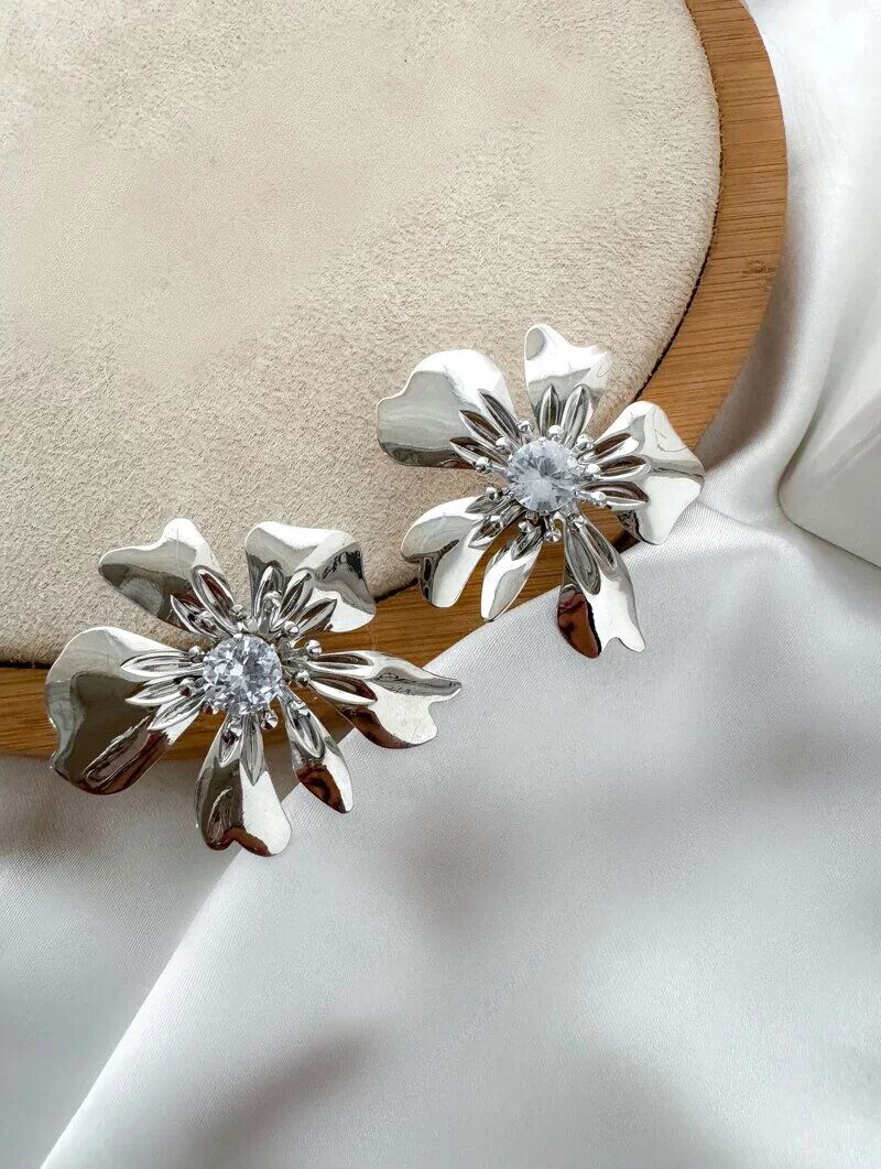 Brinco Folheado a Ouro 18k e Prata Flor Seis Pétalas com Zircônia