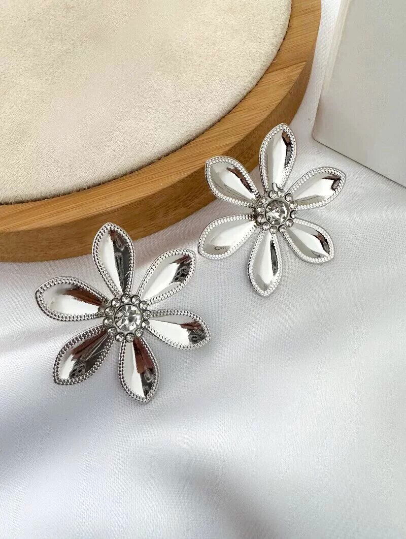 Brinco Folheado a Ouro 18k e Prata Flor Seis Pétalas com Zircônia Central