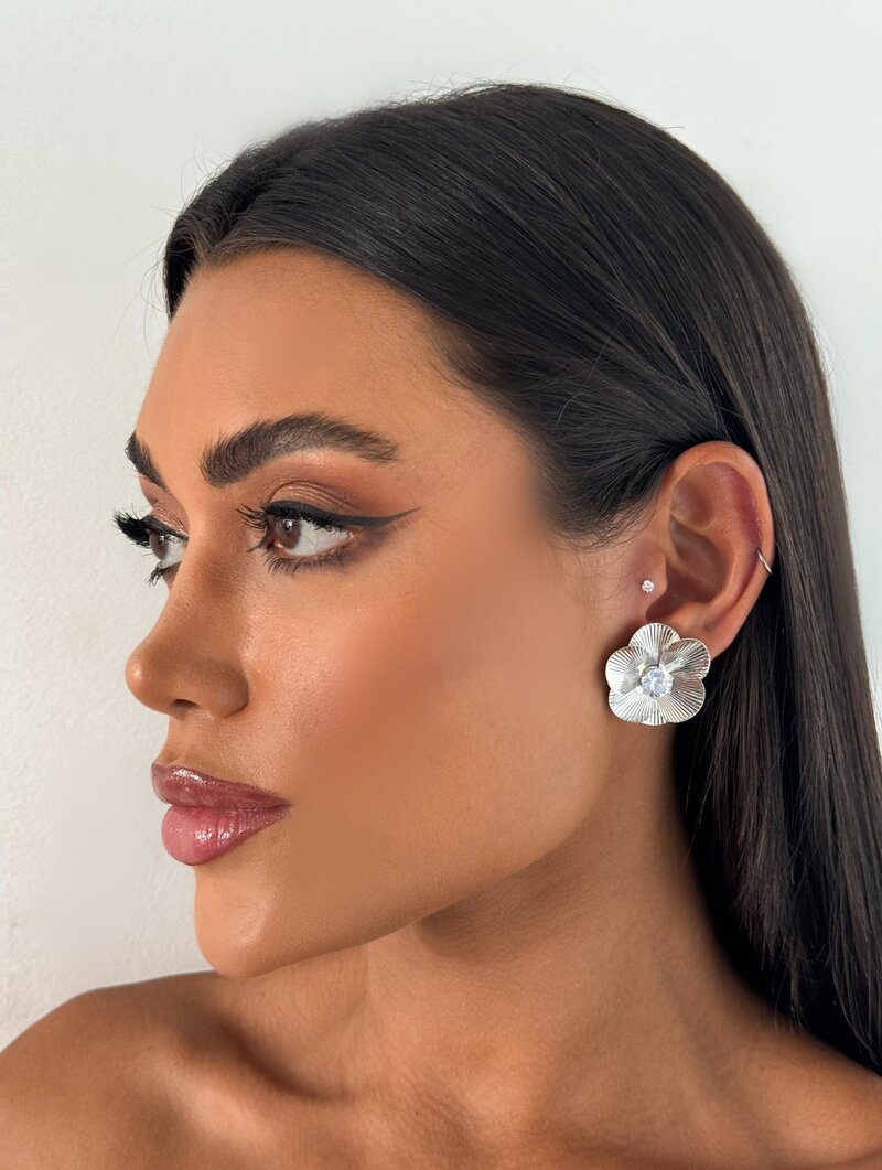 Brinco Folheado a Ouro 18k e Prata Flor Seis Pétalas Texturizadas com Zircônia