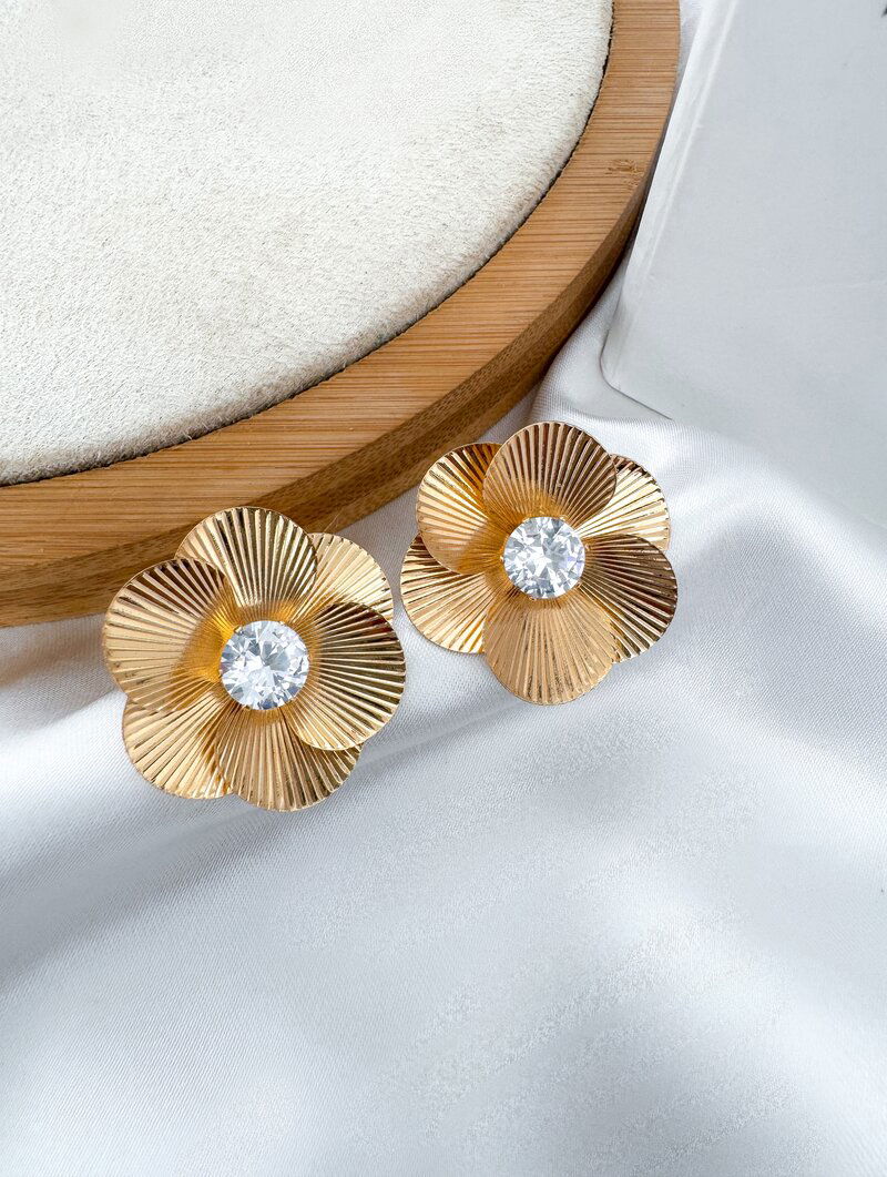 Brinco Folheado a Ouro 18k e Prata Flor Seis Pétalas Texturizadas com Zircônia