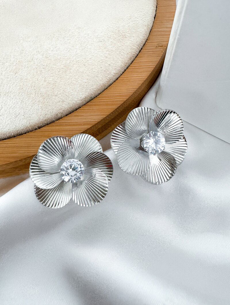 Brinco Folheado a Ouro 18k e Prata Flor Seis Pétalas Texturizadas com Zircônia