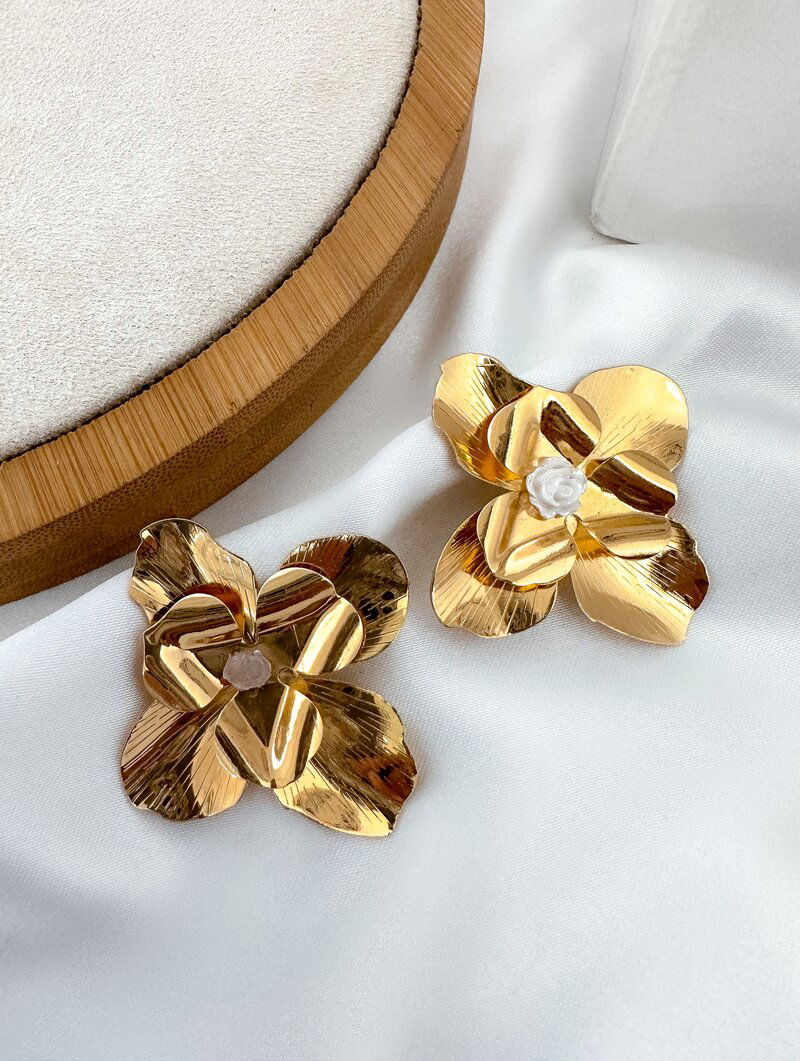 Brinco Folheado a Ouro 18k e Prata Flor Sete Pétalas com Flor Madrepérola Central