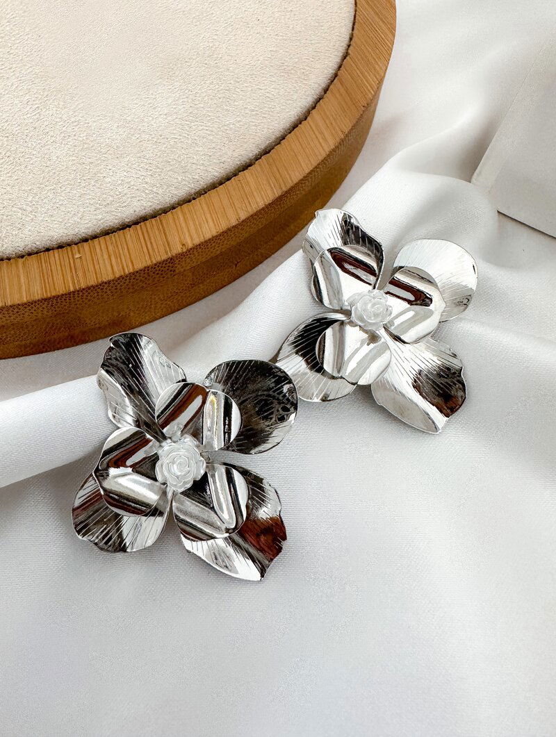 Brinco Folheado a Ouro 18k e Prata Flor Sete Pétalas com Flor Madrepérola Central