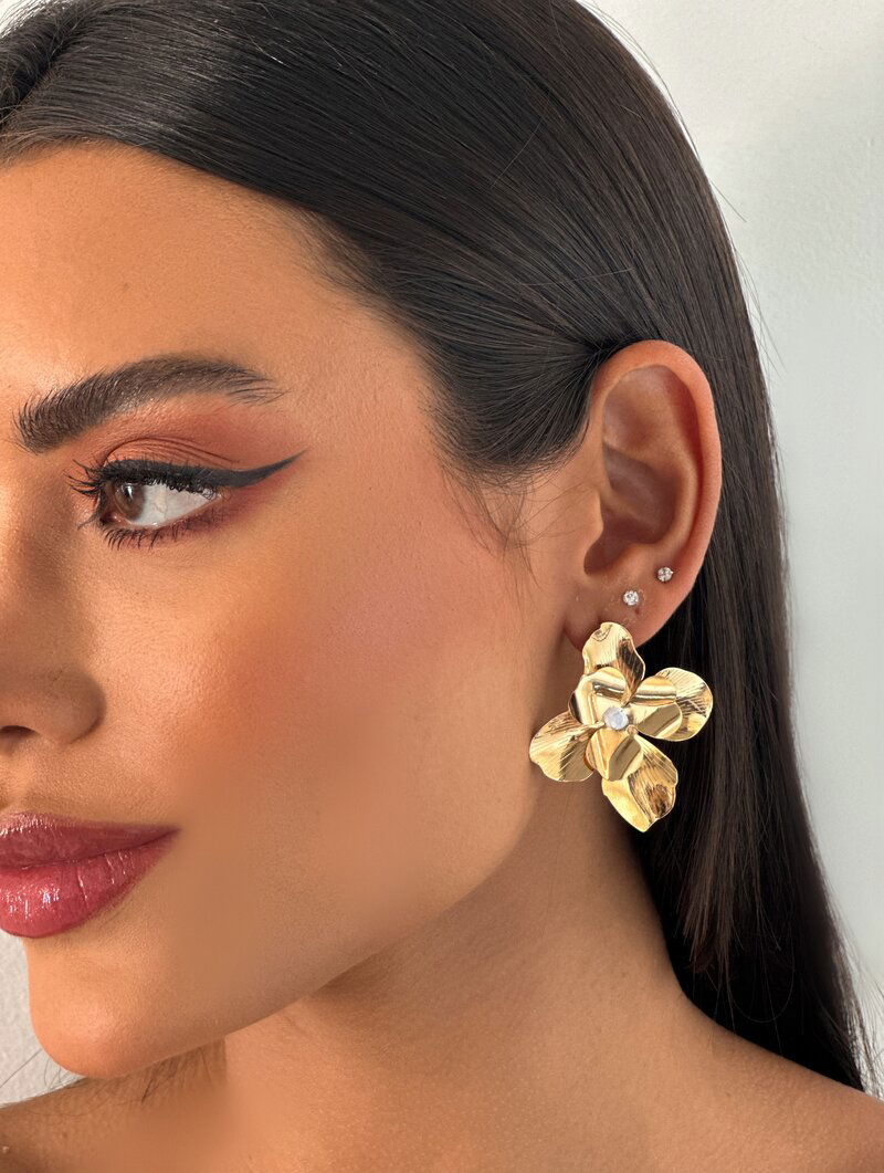 Brinco Folheado a Ouro 18k e Prata Flor Sete Pétalas com Flor Madrepérola Central