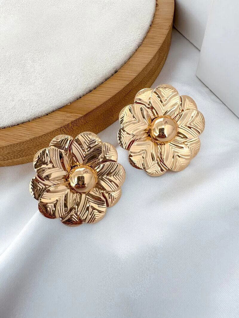 Brinco Folheado a Ouro 18k e Prata Flor Texturizada com Centro Liso