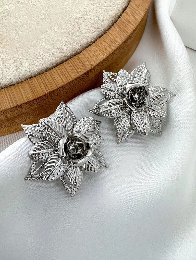 Brinco Folheado a Ouro 18k e Prata Flor Texturizada com Centro Trabalhado