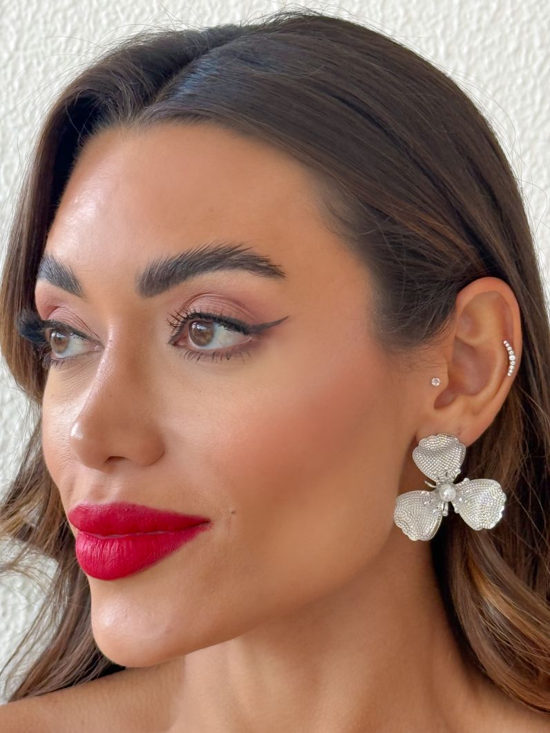 Brinco Folheado a Ouro 18k e Prata Flor Texturizada com Perola