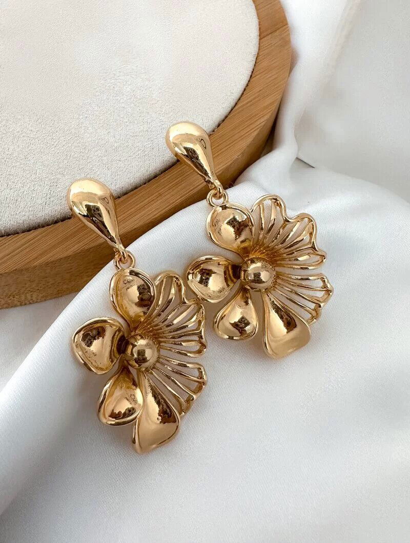 Brinco Folheado a Prata Flor Trabalhada com Ponteira Lisa