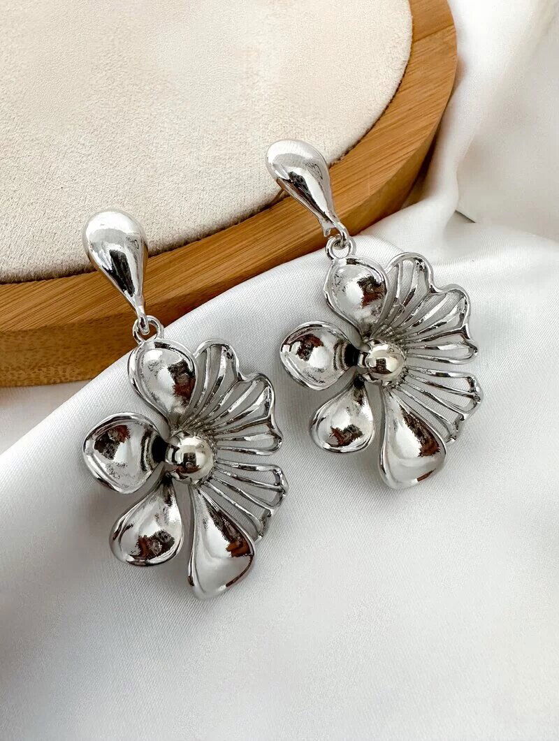 Brinco Folheado a Prata Flor Trabalhada com Ponteira Lisa