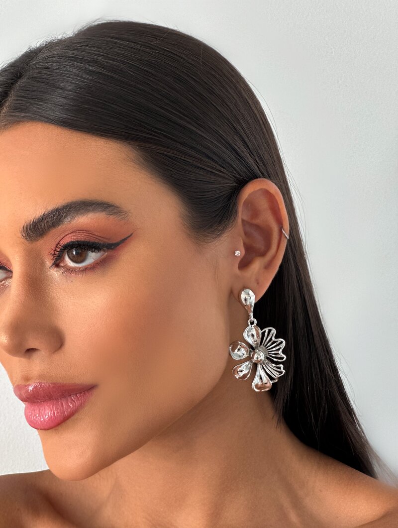 Brinco Folheado a Prata Flor Trabalhada com Ponteira Lisa