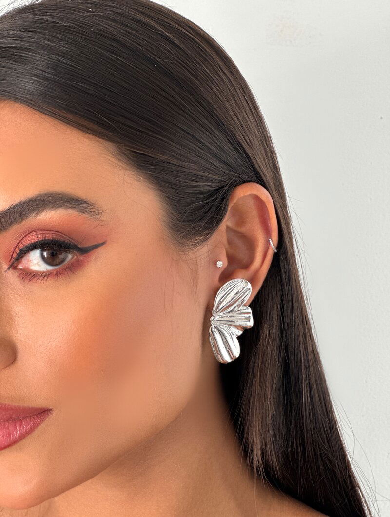 Brinco Folheado a Ouro 18k e Prata Flor Três Pétalas
