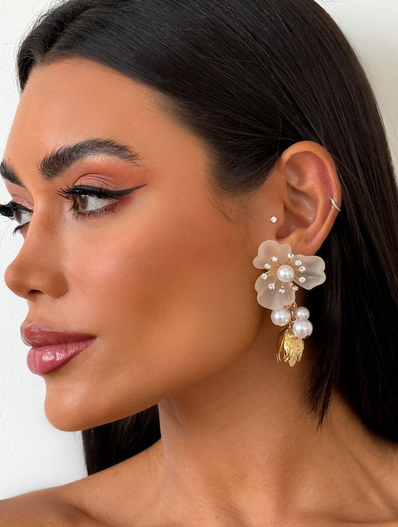 Brinco Folheado a Ouro 18k e Prata Flor Três Pétalas com Pérolas