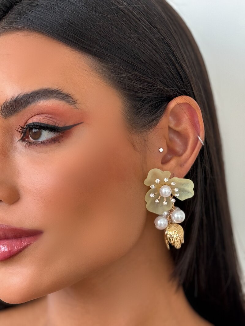 Brinco Folheado a Ouro 18k e Prata Flor Três Pétalas com Pérolas