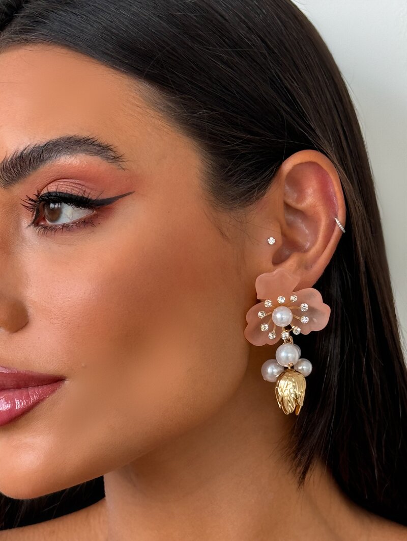 Brinco Folheado a Ouro 18k e Prata Flor Três Pétalas com Pérolas