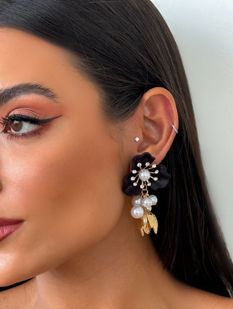 Brinco Folheado a Ouro 18k e Prata Flor Três Pétalas com Pérolas