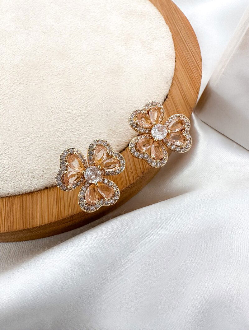 Brinco Folheado a Ouro 18k e Prata Flor Três Pétalas de Zircônia