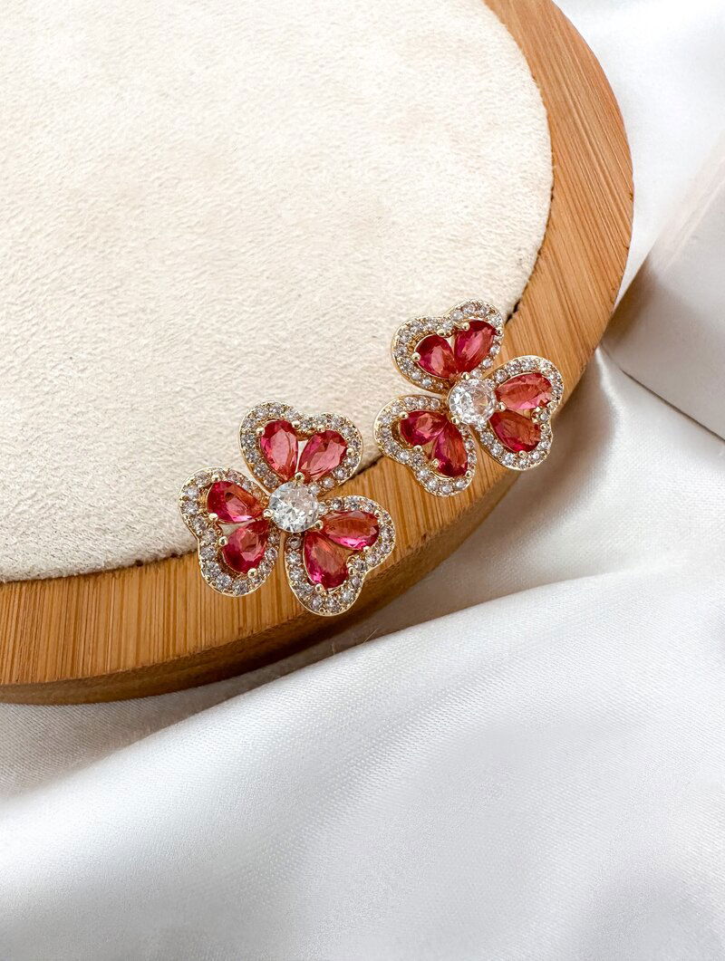 Brinco Folheado a Ouro 18k e Prata Flor Três Pétalas de Zircônia