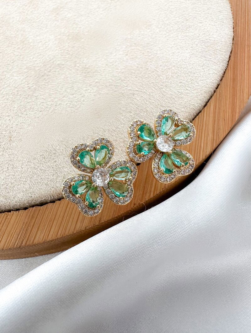Brinco Folheado a Ouro 18k e Prata Flor Três Pétalas de Zircônia