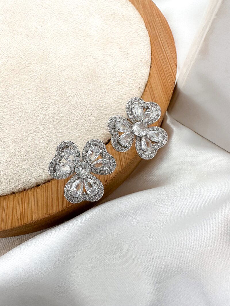 Brinco Folheado a Ouro 18k e Prata Flor Três Pétalas de Zircônia