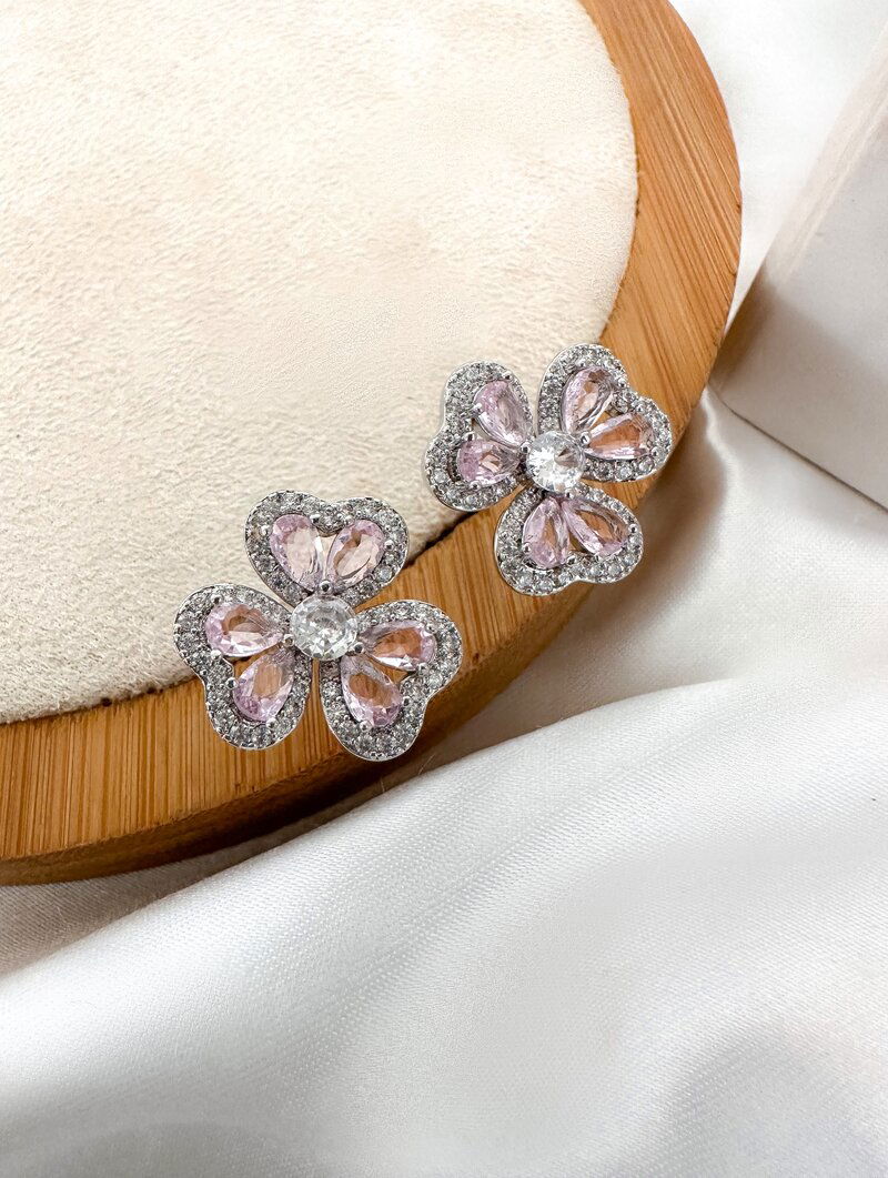 Brinco Folheado a Ouro 18k e Prata Flor Três Pétalas de Zircônia