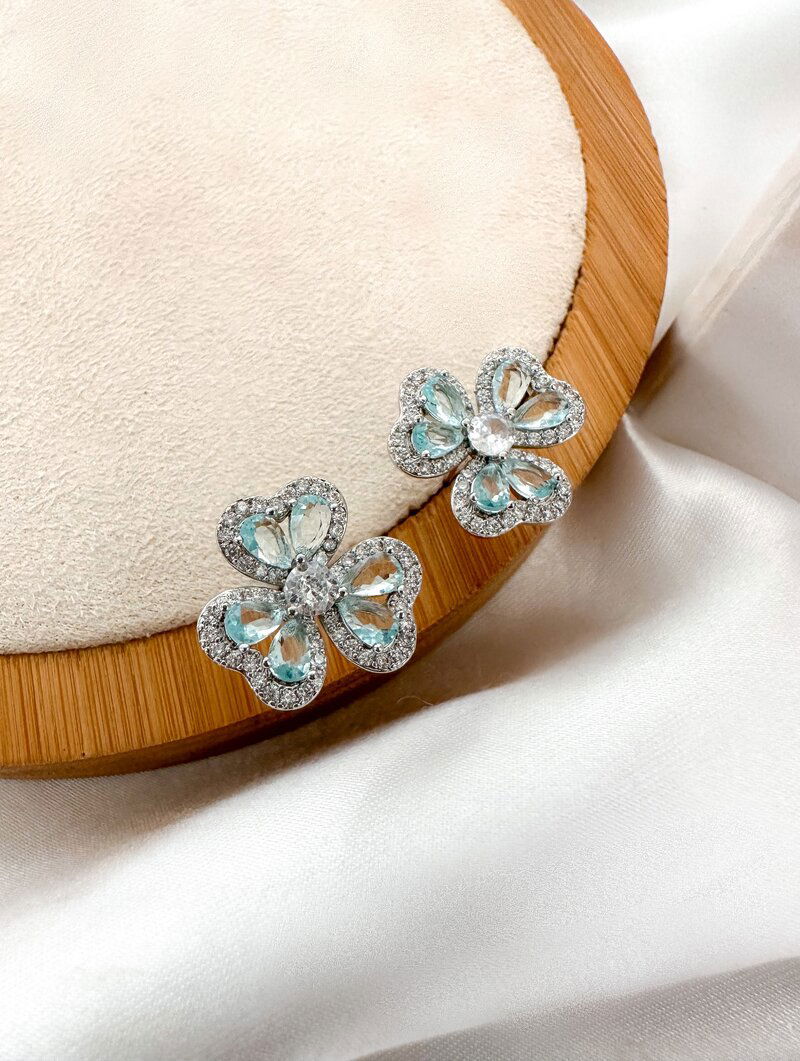 Brinco Folheado a Ouro 18k e Prata Flor Três Pétalas de Zircônia