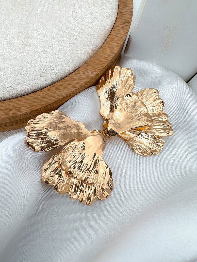 Brinco Folheado a Ouro 18k e Prata Flor Três Pétalas Marteladas