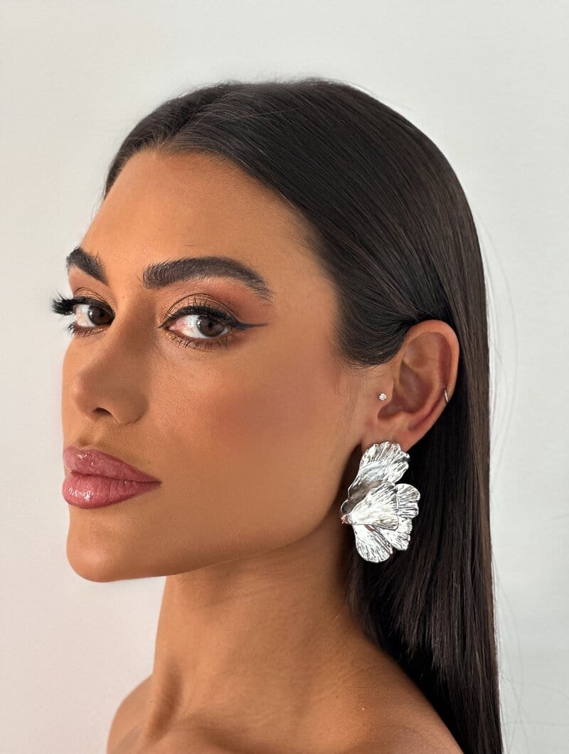Brinco Folheado a Ouro 18k e Prata Flor Três Pétalas Marteladas