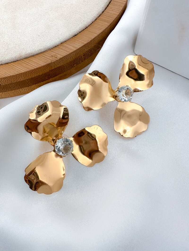 Brinco Folheado a Ouro 18k e Prata Flor Três Pétalas Marteladas
