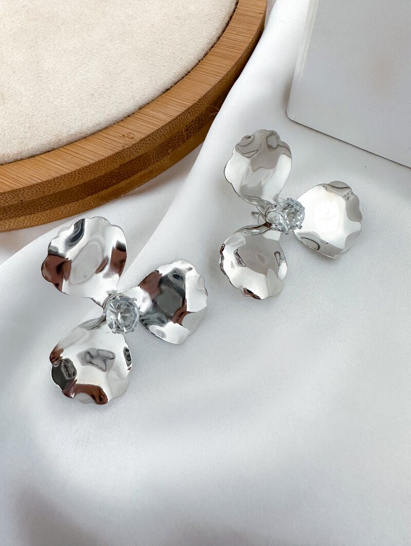 Brinco Folheado a Ouro 18k e Prata Flor Três Pétalas Marteladas