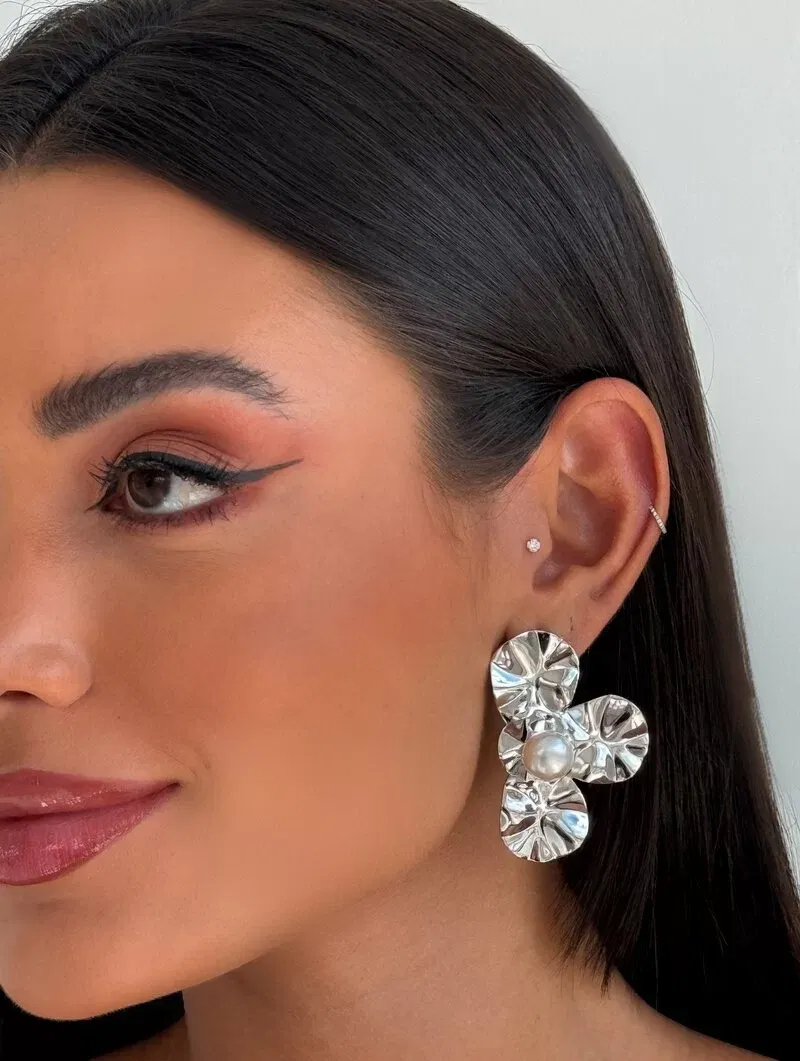 Brinco Folheado a Ouro 18k e Prata Flor Três Pétalas Marteladas com Pérola