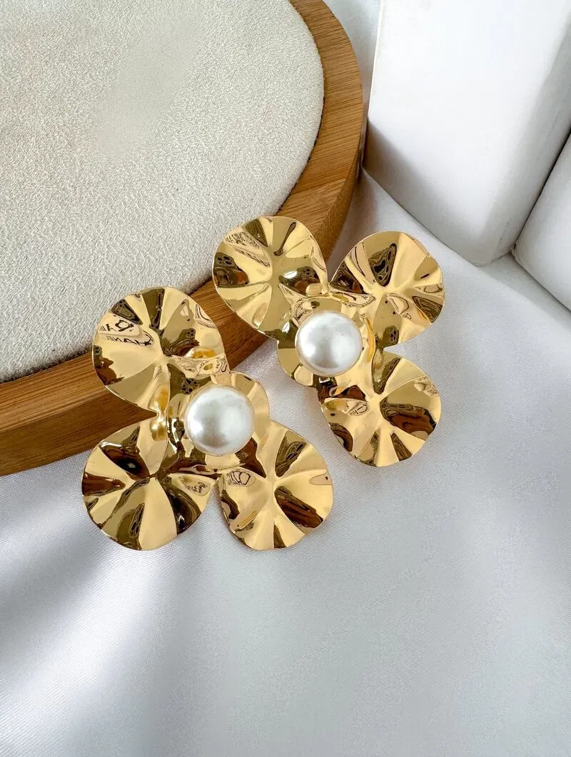 Brinco Folheado a Ouro 18k e Prata Flor Três Pétalas Marteladas com Pérola