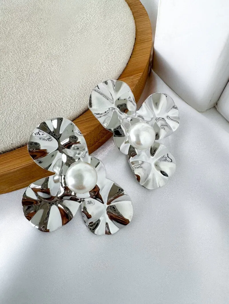 Brinco Folheado a Ouro 18k e Prata Flor Três Pétalas Marteladas com Pérola