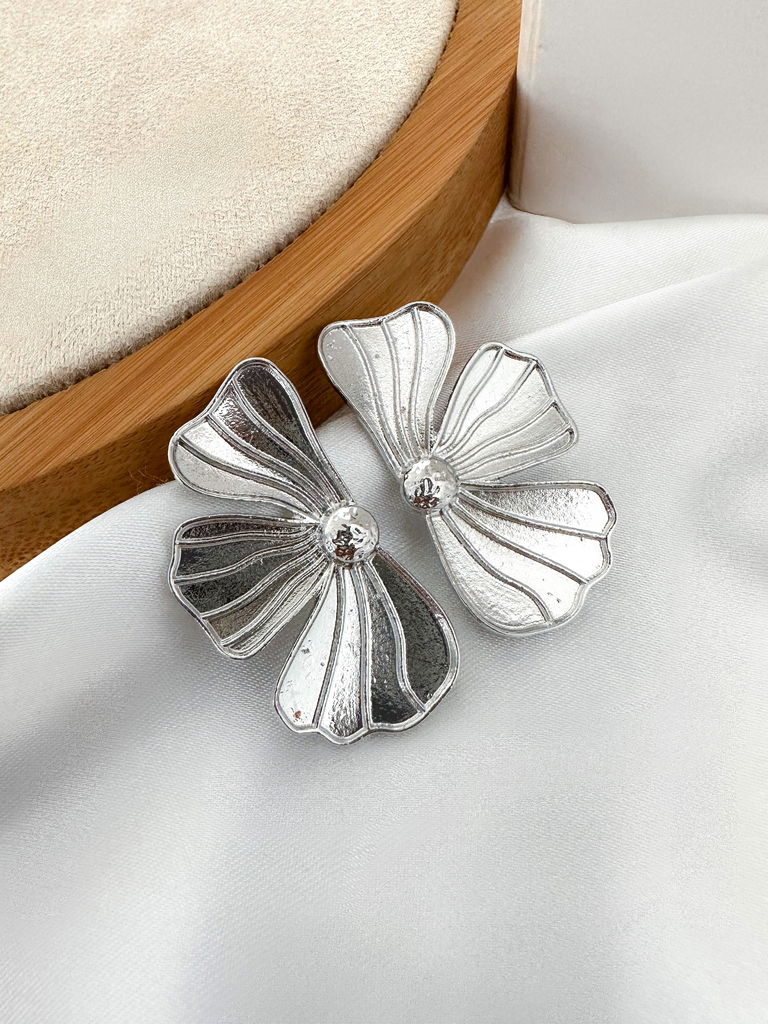 BRINCO FOLHEADO A OURO 18K E PRATA FLOR TRÊS PÉTALAS TEXTURIZADAS