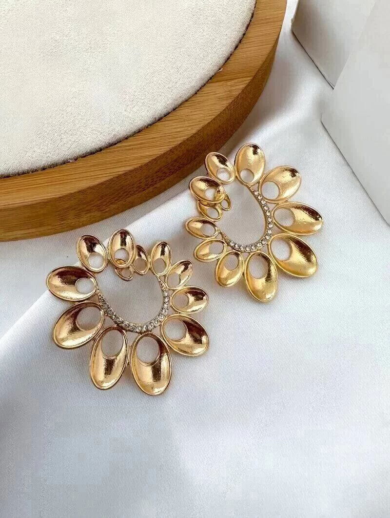 Brinco Folheado a Ouro 18k e Prata Flor Vazada com Detalhe Cravejado