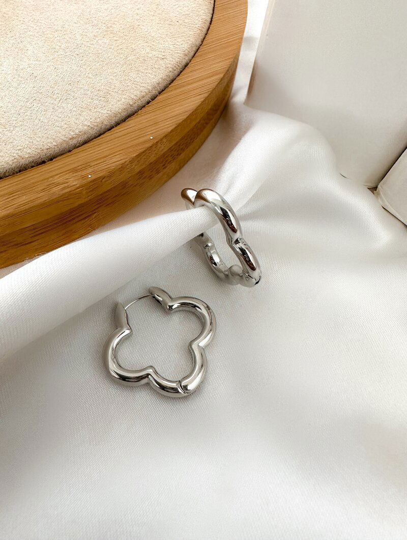 Brinco Folheado a Ouro 18k e Prata Flor Vazada com Fecho