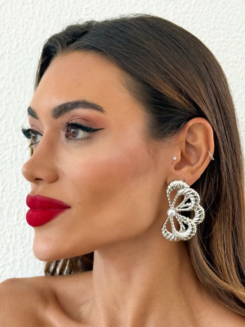 Brinco Folheado a Ouro 18k e Prata Flor Vazada Com Pérola