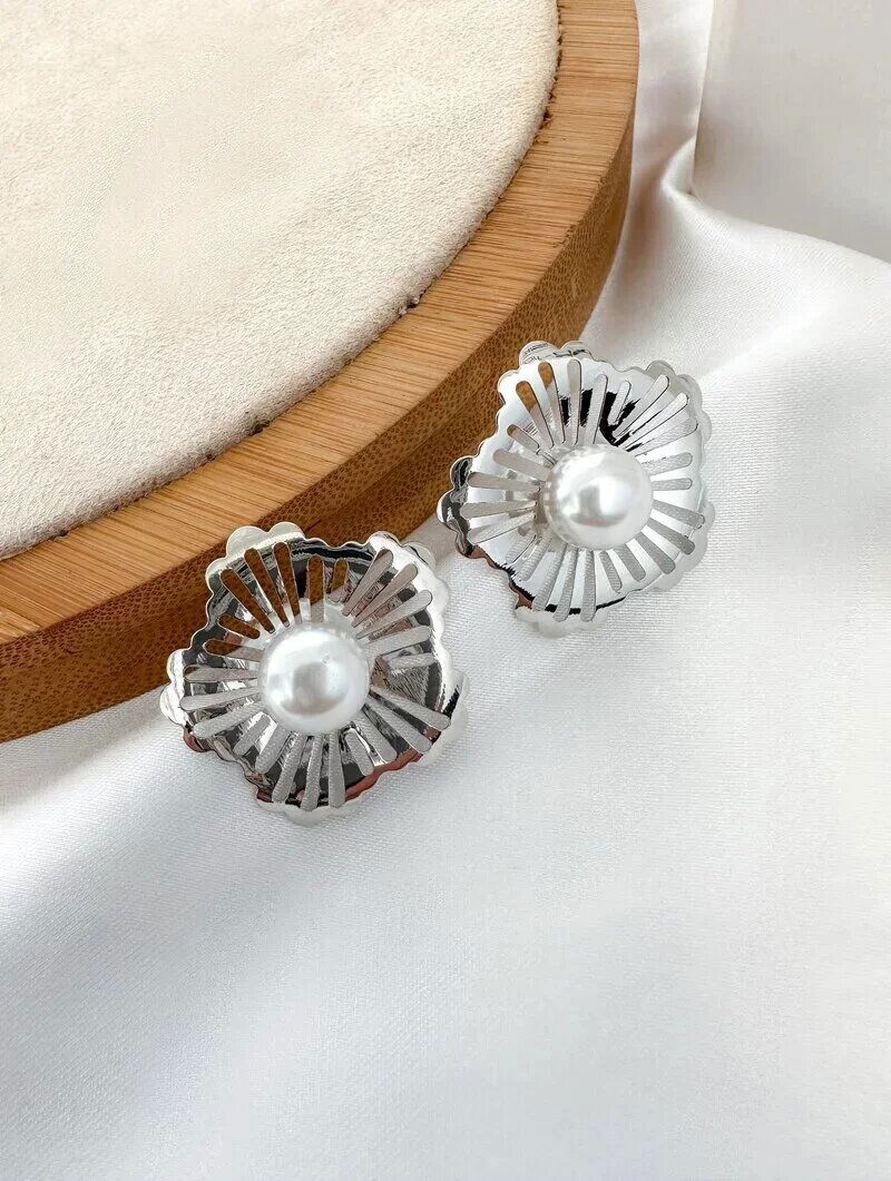 brinco folheado a ouro 18k e prata flor vazada com pérola central