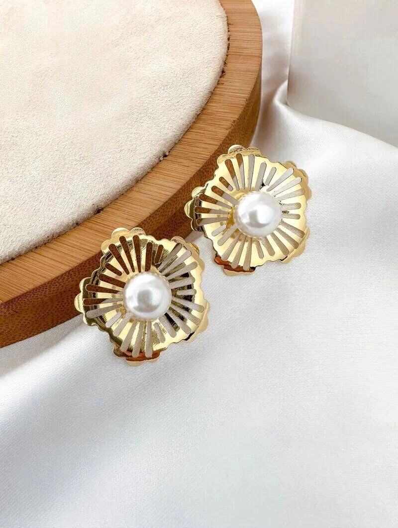 brinco folheado a ouro 18k e prata flor vazada com pérola central