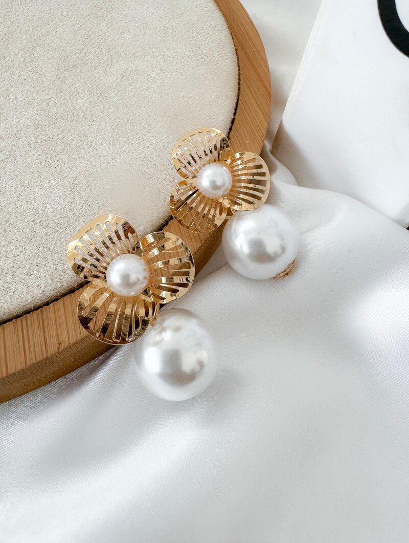 Brinco Folheado a Ouro 18k e Prata Flor Vazada com Pérolas