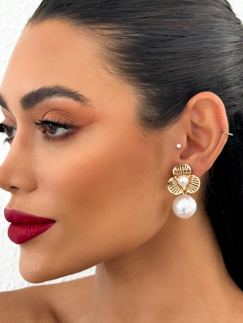 Brinco Folheado a Ouro 18k e Prata Flor Vazada com Pérolas