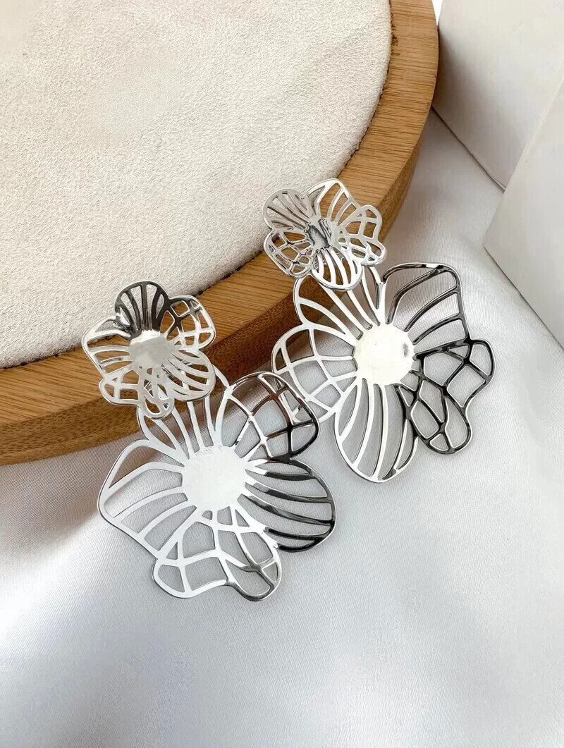 Brinco Folheado a Ouro 18k e Prata Flor Vazada com Ponteira